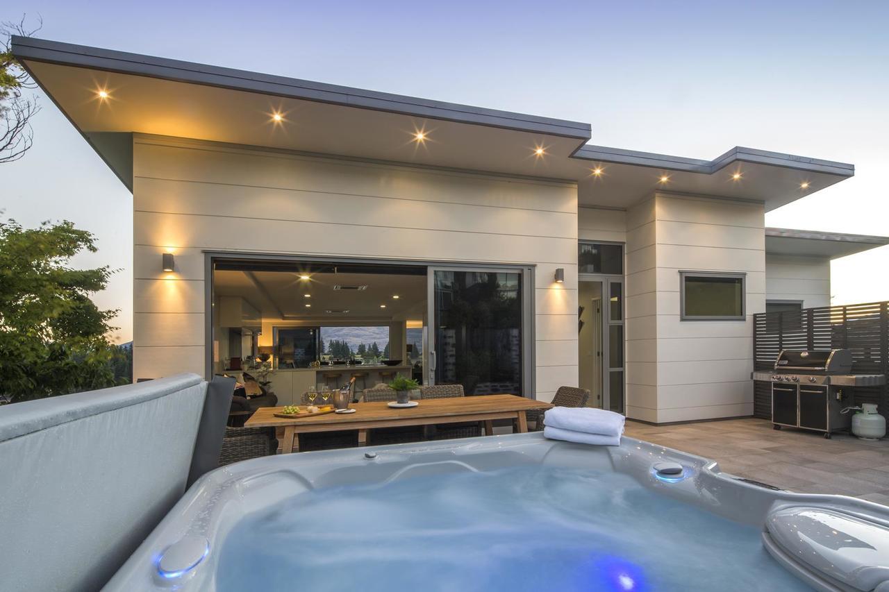 Lakefront Luxury By Amazing Accom Queenstown Bagian luar foto