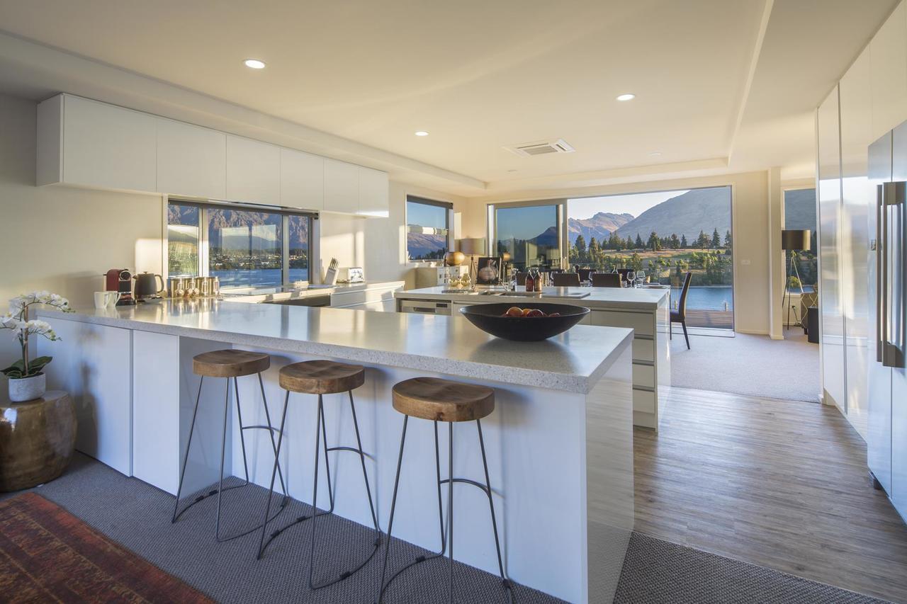Lakefront Luxury By Amazing Accom Queenstown Bagian luar foto