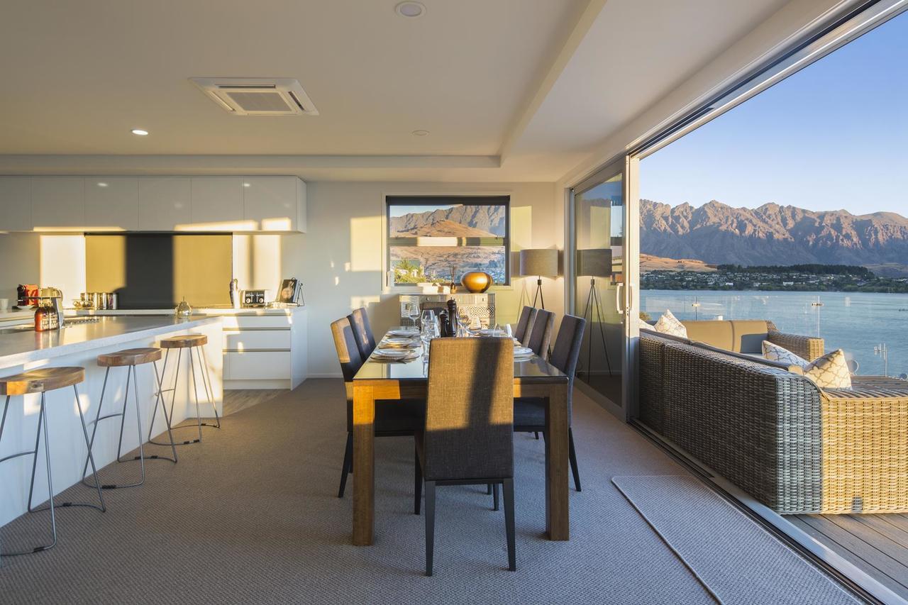 Lakefront Luxury By Amazing Accom Queenstown Bagian luar foto
