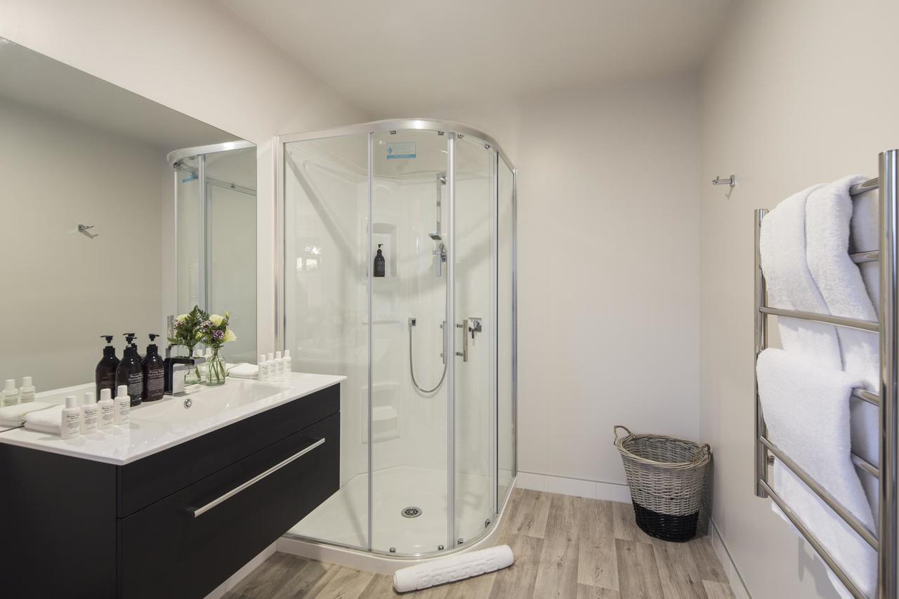 Lakefront Luxury By Amazing Accom Queenstown Bagian luar foto