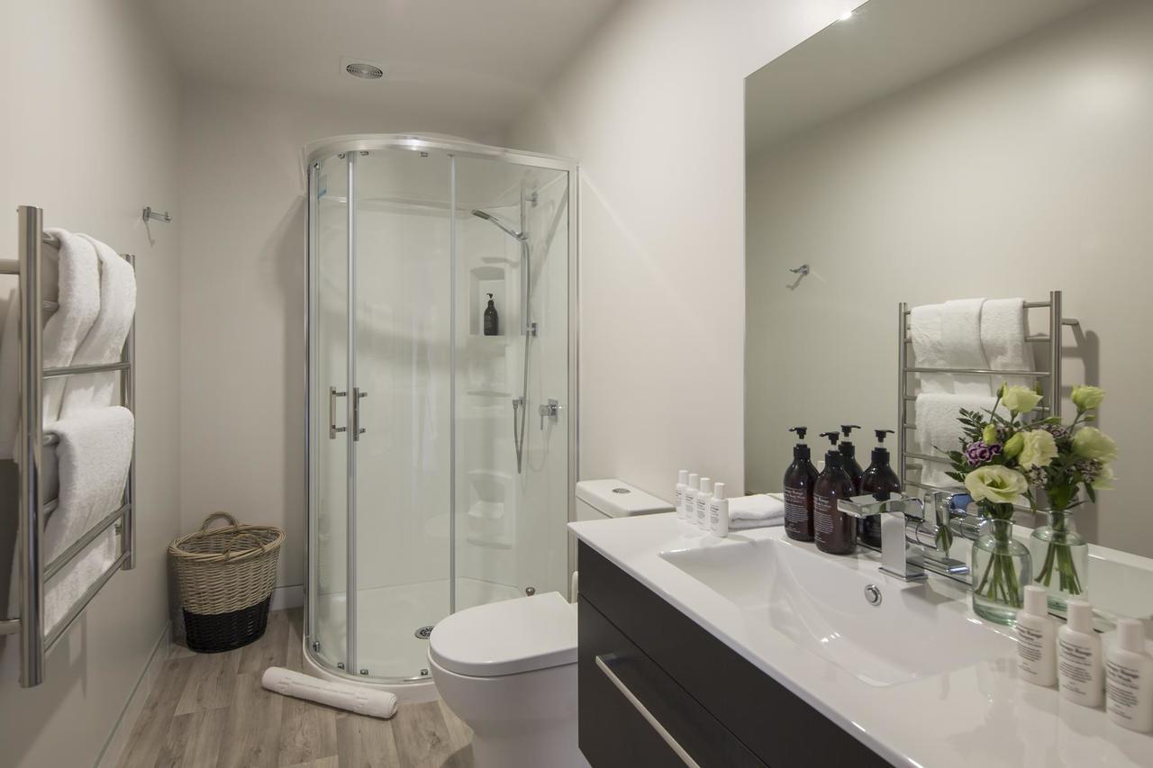 Lakefront Luxury By Amazing Accom Queenstown Bagian luar foto