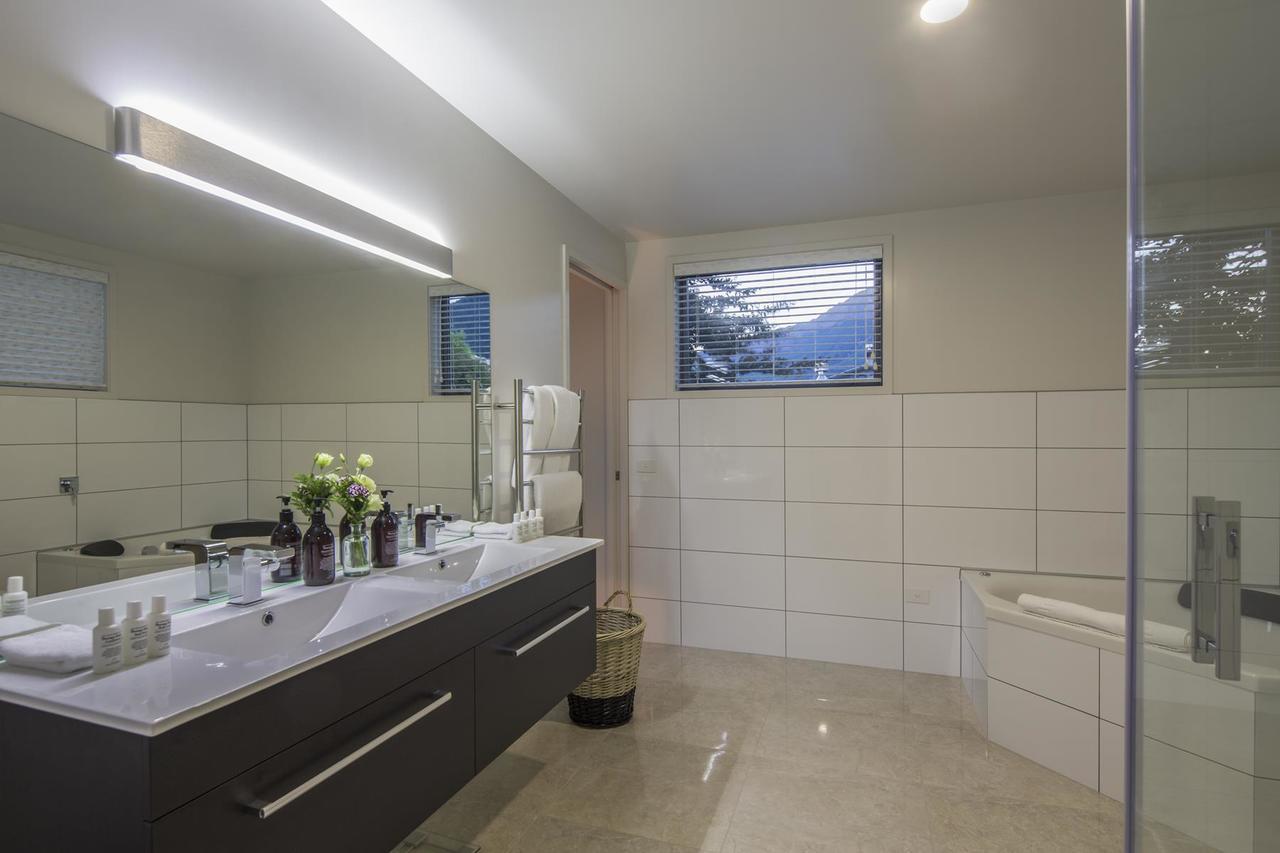 Lakefront Luxury By Amazing Accom Queenstown Bagian luar foto