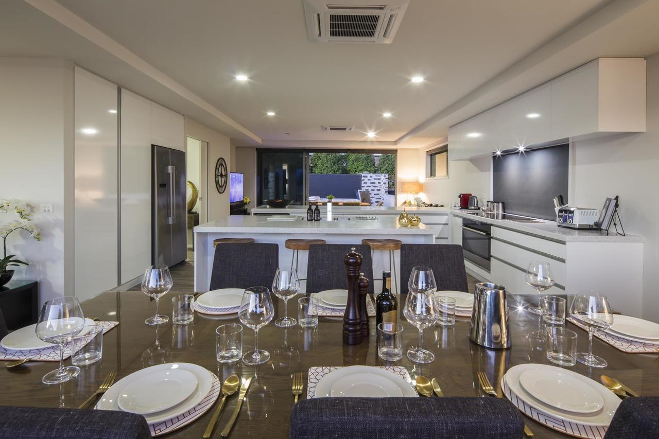 Lakefront Luxury By Amazing Accom Queenstown Bagian luar foto